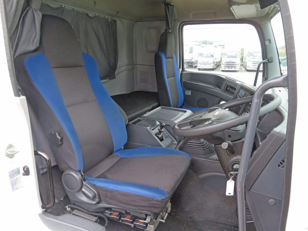 運転席座面にヘタリがあります。|いすゞ ギガ 2PG-CYJ77Cの写真6
