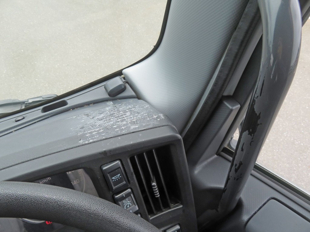 ダッシュボードの運転席側上部にキズがあります。|いすゞ ギガ 2PG-CYJ77Cの写真31