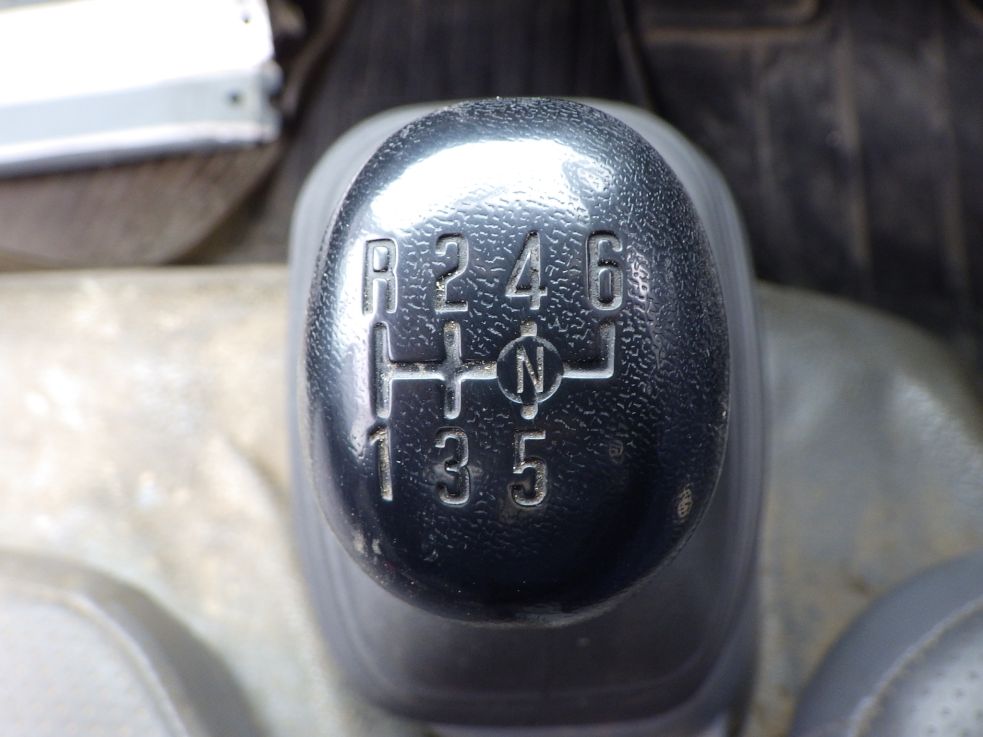 MT6速です。|いすゞ エルフ TPG-NKR85AN(2WD)の写真16