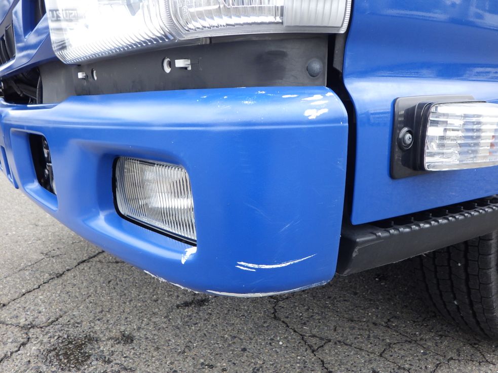 フロントバンパーの助手席側にキズがあります。|いすゞ エルフ TPG-NKR85AN(2WD)の写真23