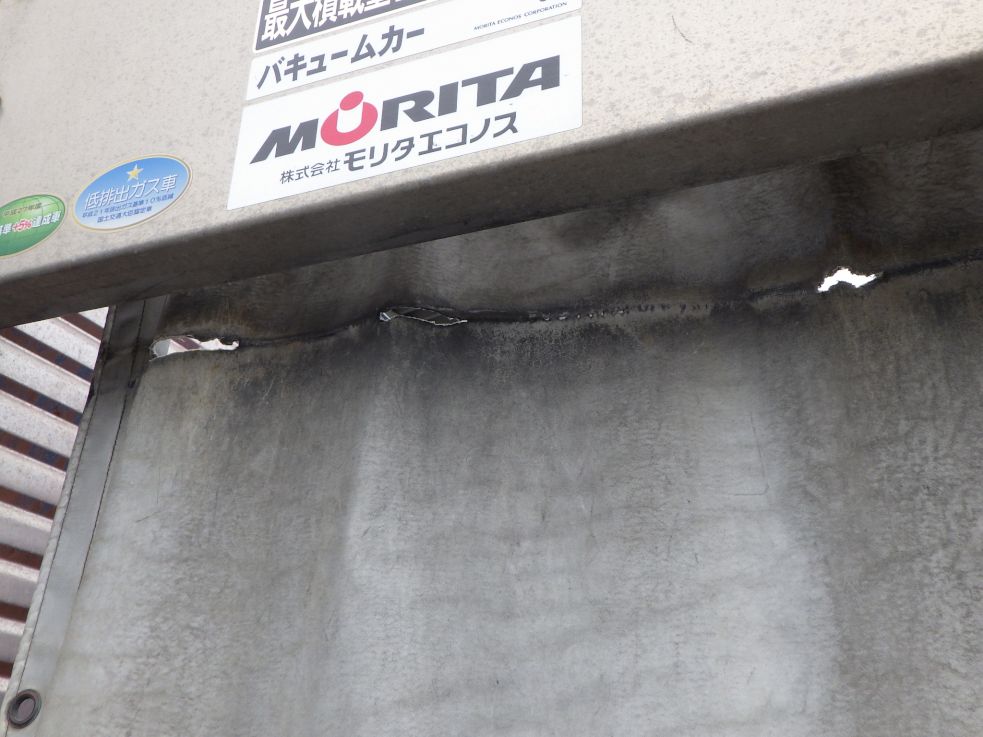 カーテンに破れがあります。|いすゞ エルフ TPG-NKR85AN(2WD)の写真30