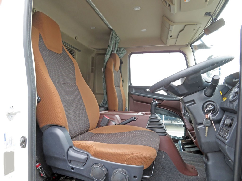 運転席座面にヘタリがあります。|日野 レンジャー 2PG-FE2ABAの写真6