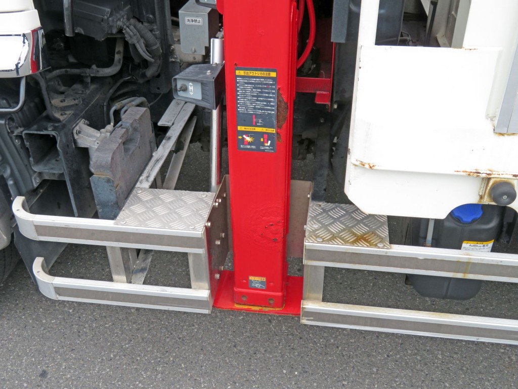 アウトリガーにサビがあります。|日野 レンジャー 2PG-FE2ABAの写真31