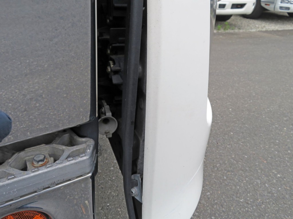 フロントバンパー内側のカバー取り付け部に割れがあります。|日野 レンジャー 2PG-FE2ABAの写真37