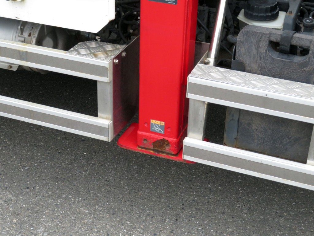 アウトリガーにサビがあります。|日野 レンジャー 2PG-FE2ABAの写真38
