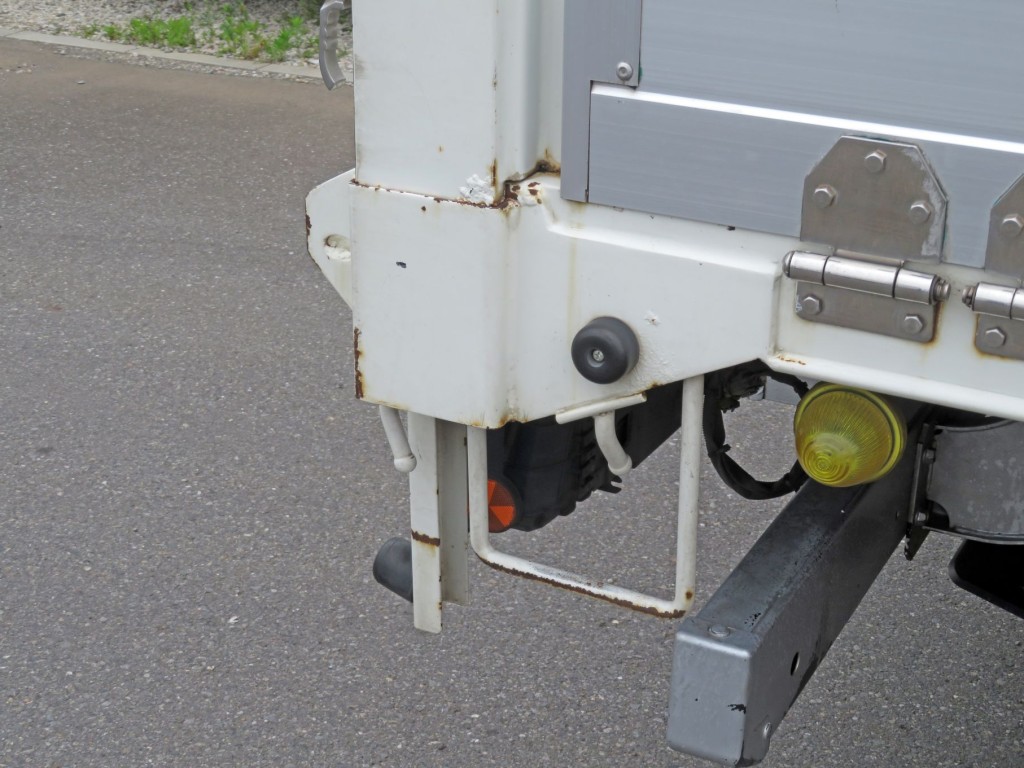 運転席側後柱の差し込み口にキズ・サビがあります。|日野 レンジャー 2PG-FE2ABAの写真43