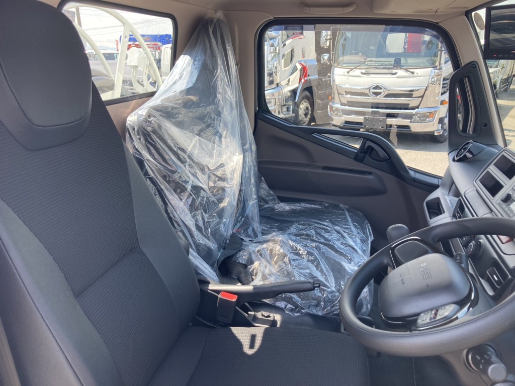 車内です。|三菱 キャンター 2RG-FEAV0(2WD)の写真10