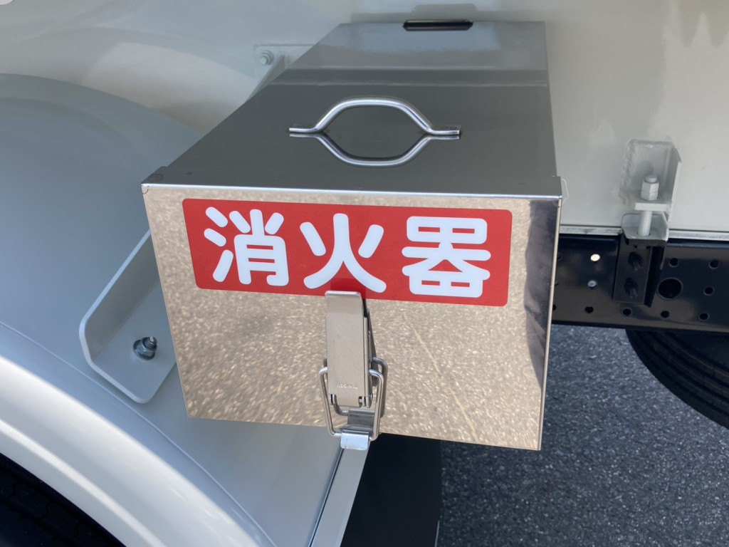 消火器の収納です。|三菱 キャンター 2RG-FEAV0(2WD)の写真31