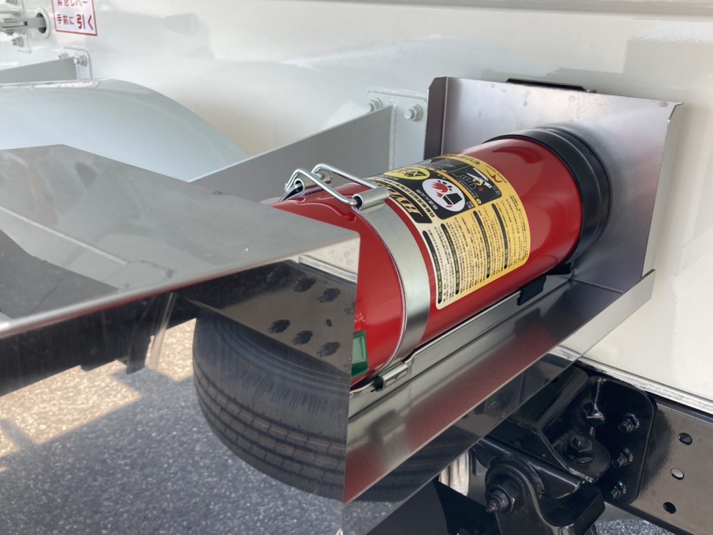 消火器の収納です。|三菱 キャンター 2RG-FEAV0(2WD)の写真32