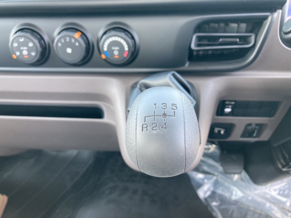 5速です。|三菱 キャンター 2RG-FEAV0(2WD)の写真43