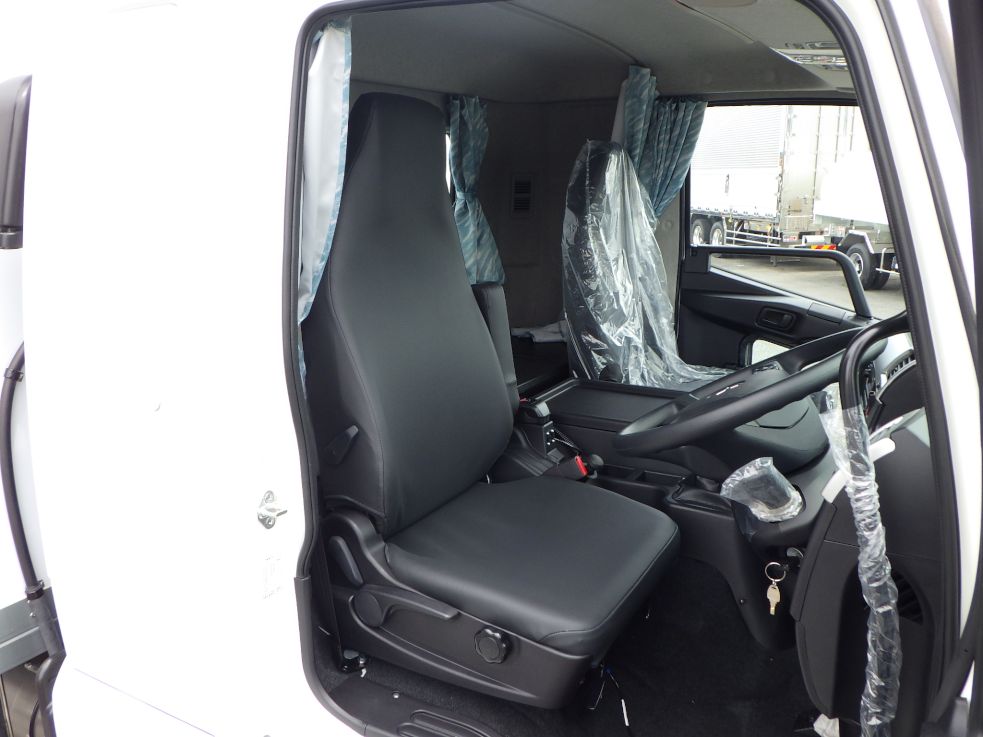 乗車定員は2名です。|三菱 ファイター 2KG-FK65F(2WD)の写真6