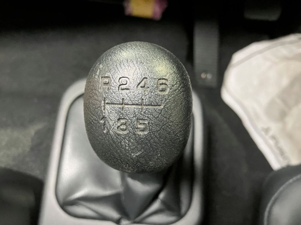 MT6速です。|三菱 ファイター 2KG-FK65F(2WD)の写真22