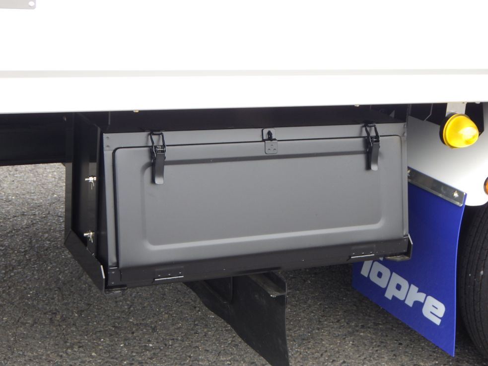 工具箱は鉄製です。|三菱 ファイター 2KG-FK65F(2WD)の写真27