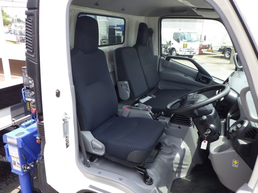 乗車定員は３名です|日野 デュトロ 2KG-XZU712M(2WD)の写真6