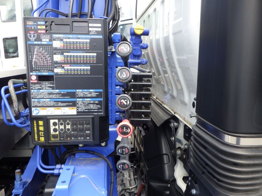 クレーンの操作レバーです。|日野 デュトロ 2KG-XZU712M(2WD)の写真12