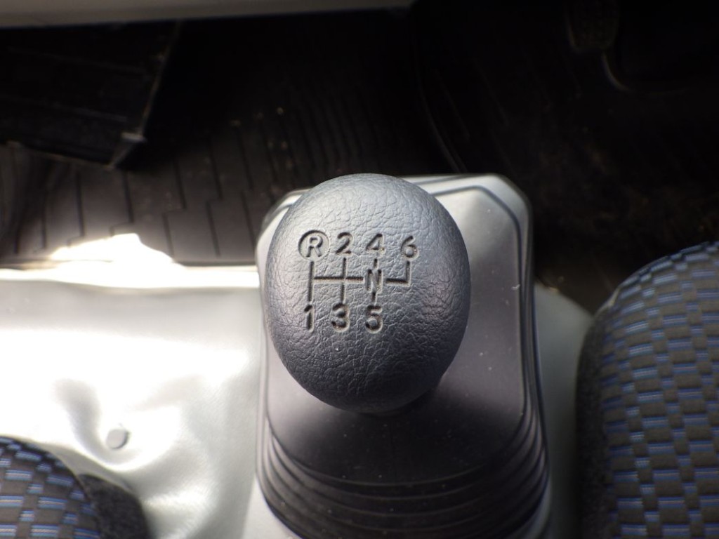 MT６速です。|日野 デュトロ 2KG-XZU712M(2WD)の写真26