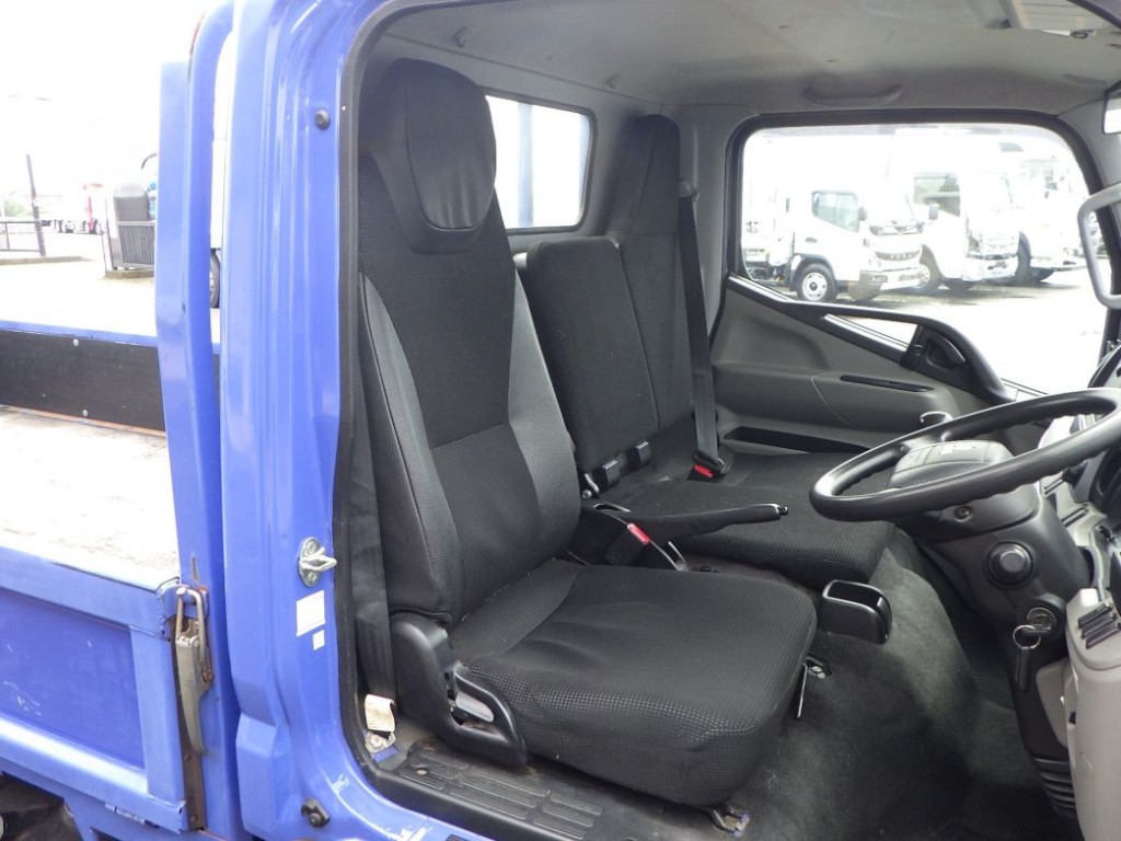 乗車定員は３名です|三菱 キャンター TPG-FBA20の写真6