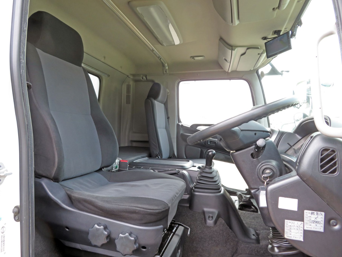 運転席座面にヘタリがあります。|日野 レンジャー TKG-FD9JLAG(2WD)の写真6