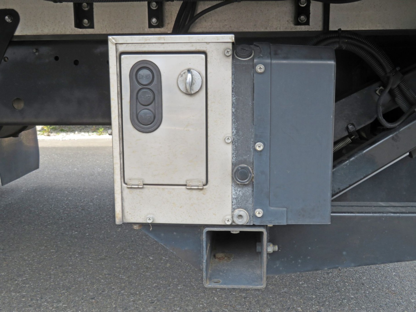 ゲートの操作スイッチです。|日野 レンジャー TKG-FD9JLAG(2WD)の写真11