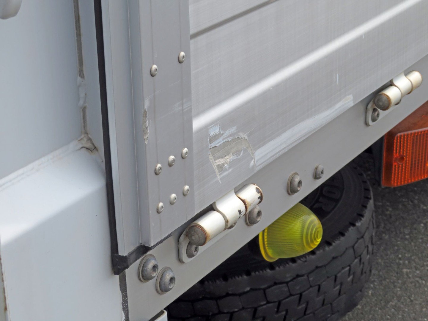 助手席側あおり前側にキズ・削れ箇所があります。|日野 レンジャー TKG-FD9JLAG(2WD)の写真15