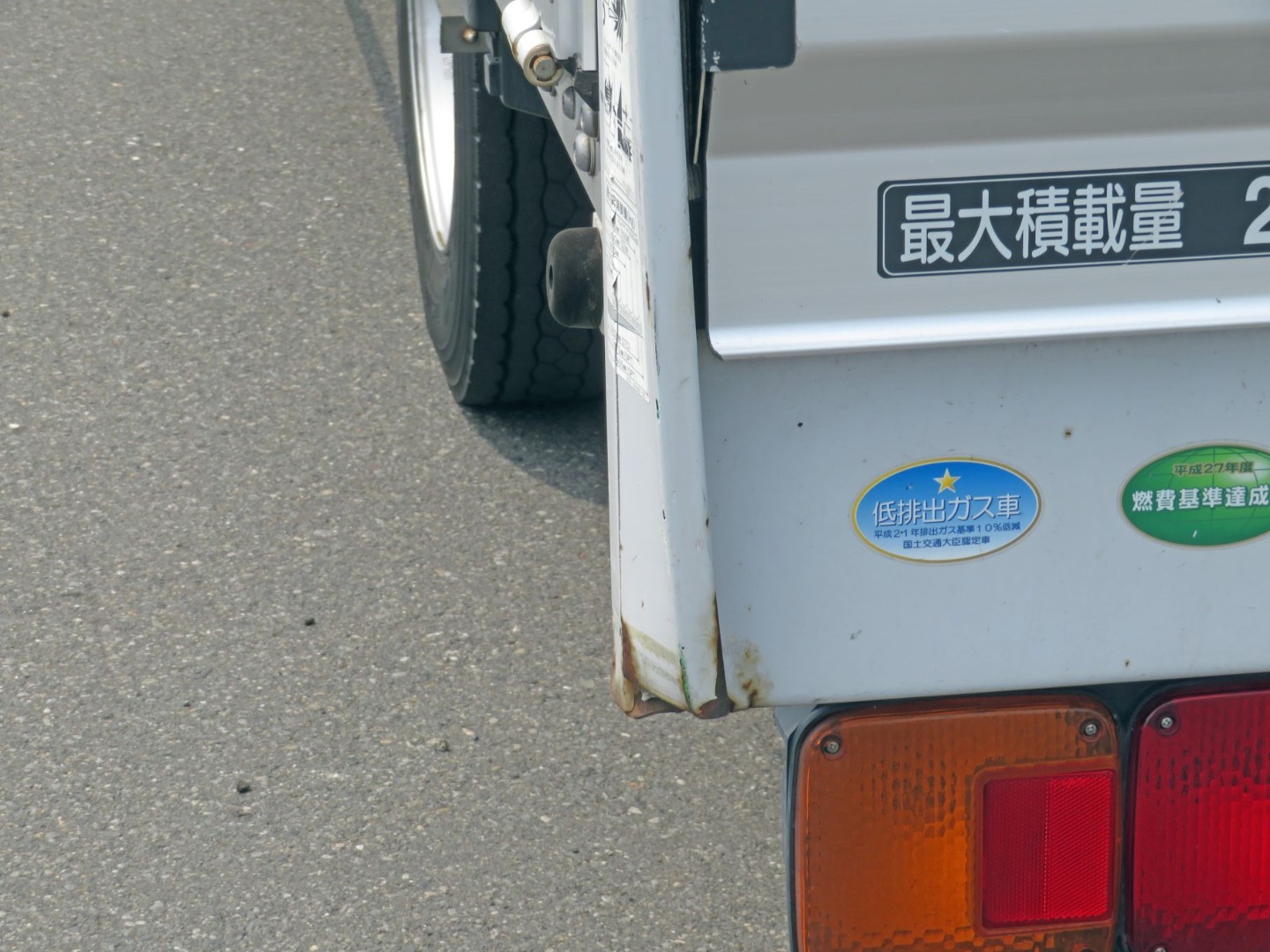 門口ポスト助手席側が曲がっています。(運転席側も同様です)|日野 レンジャー TKG-FD9JLAG(2WD)の写真21