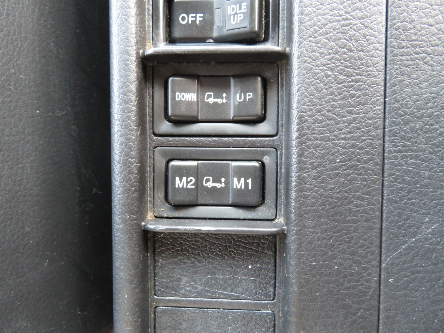 エアサスの操作スイッチです。(車内)|日野 レンジャー TKG-FD9JLAG(2WD)の写真23