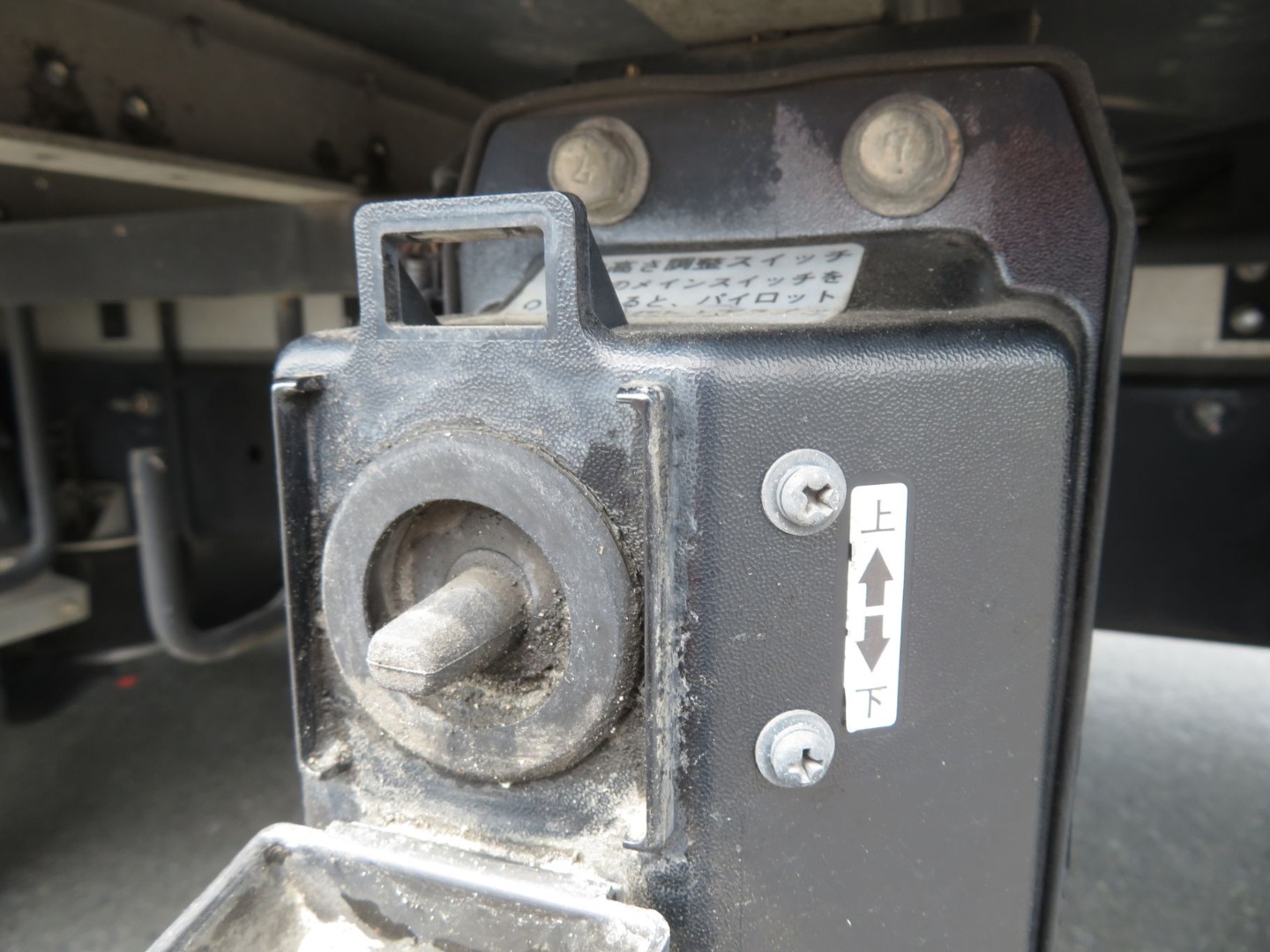 エアサスの操作スイッチです。(車外)|日野 レンジャー TKG-FD9JLAG(2WD)の写真24