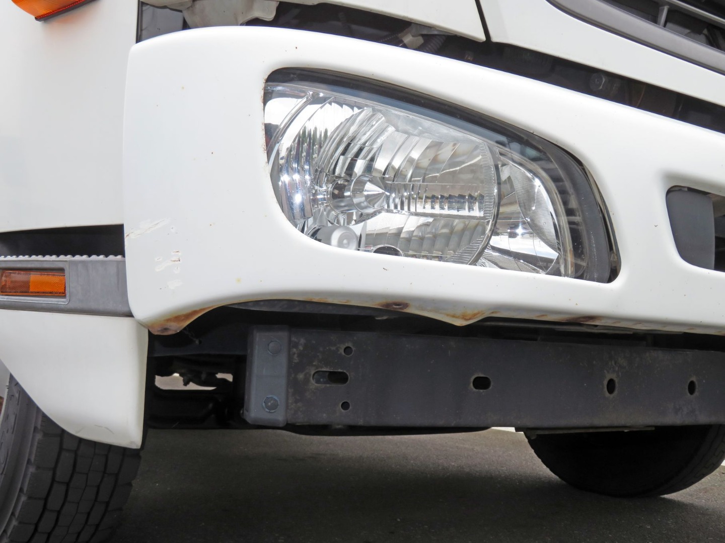 フロントバンパー運転席側下面にヘコミ・めくれ箇所があります。|日野 レンジャー TKG-FD9JLAG(2WD)の写真37
