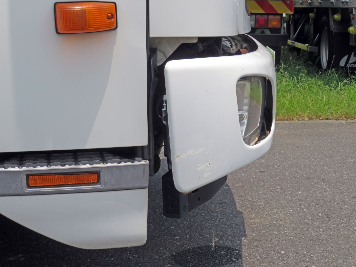 フロントバンパー運転席側に曲がりがあります。|日野 レンジャー TKG-FD9JLAG(2WD)の写真38