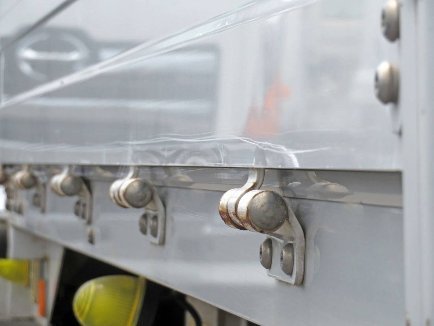 運転席側あおり後方の下部にヘコミがあります。|日野 レンジャー TKG-FD9JLAG(2WD)の写真46