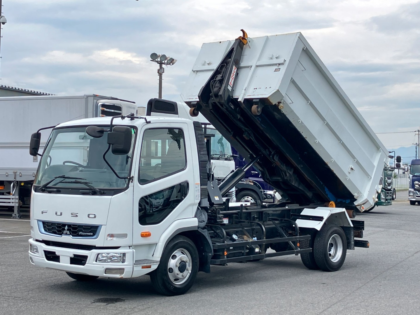 三菱 ファイター 2KG-FK71F(2WD)の写真1