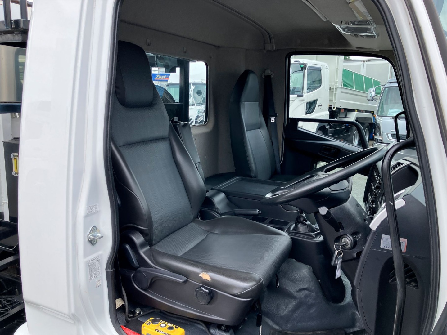 乗車定員は2名です。|三菱 ファイター 2KG-FK71F(2WD)の写真5
