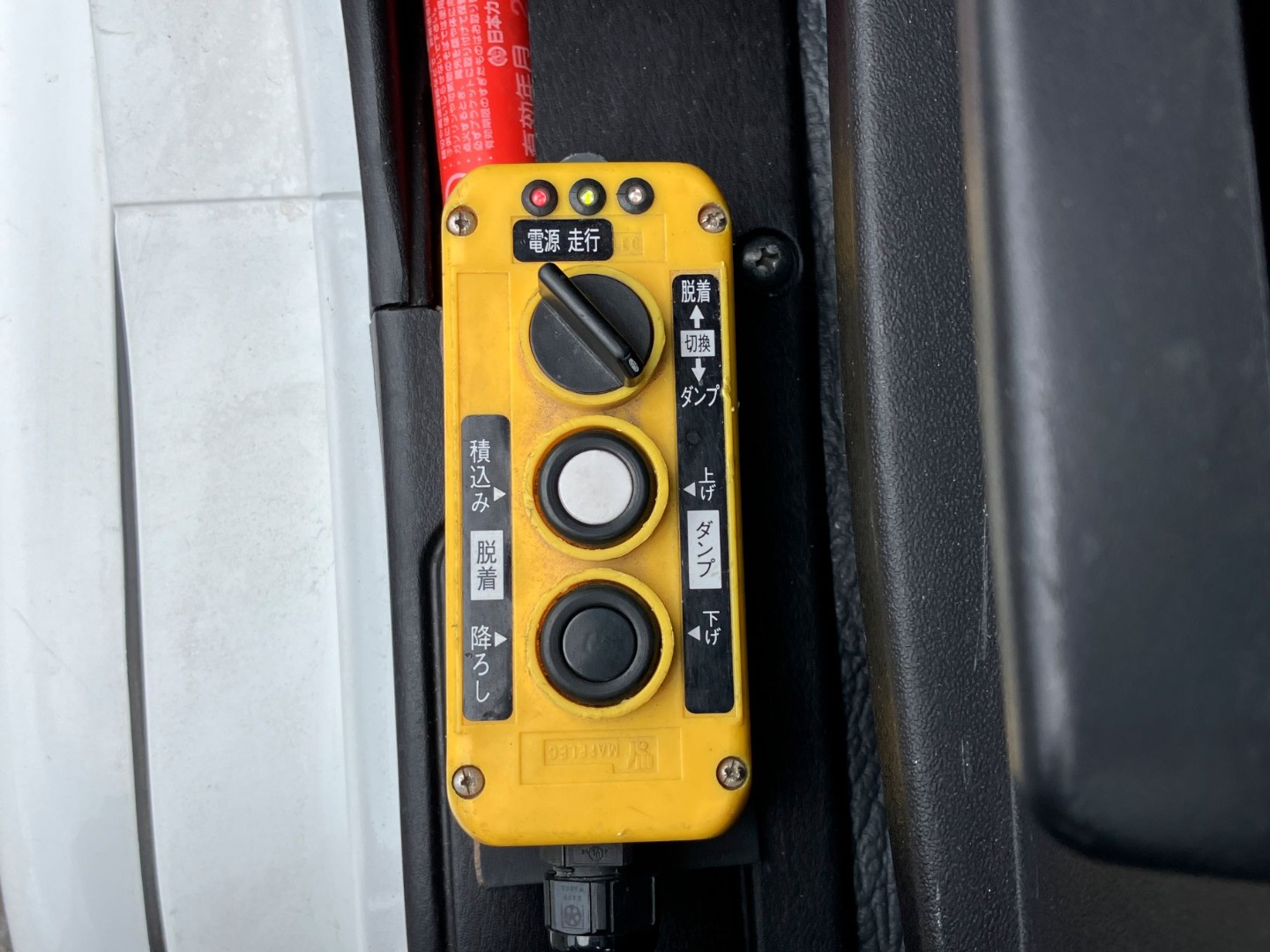 上物の操作スイッチです。|三菱 ファイター 2KG-FK71F(2WD)の写真17
