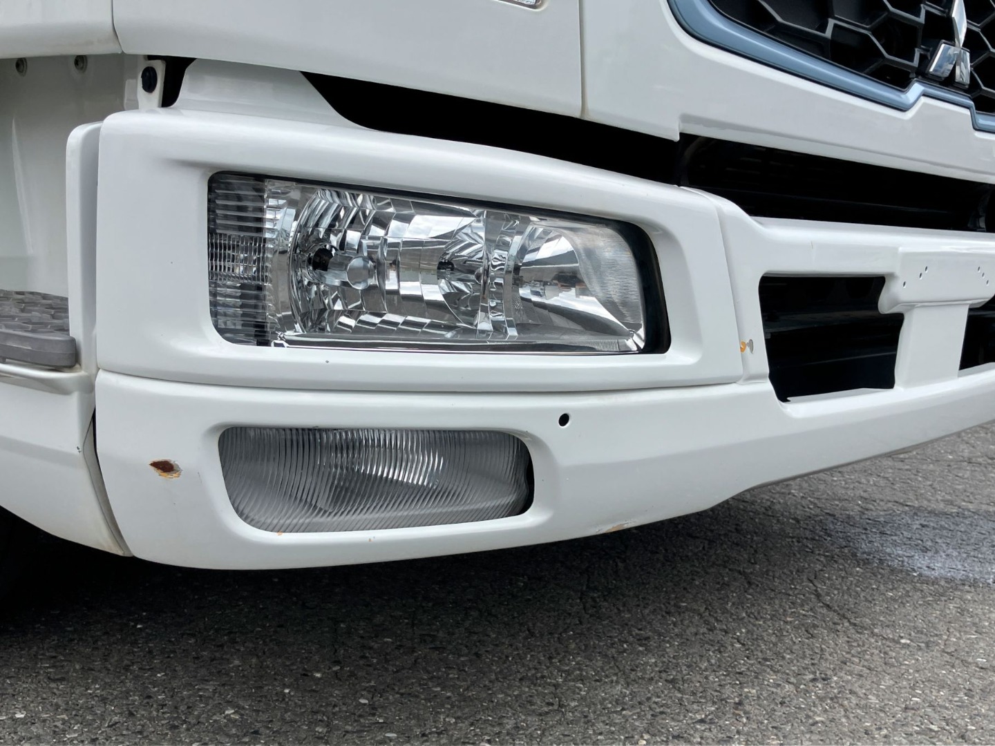 運転席側フロントバンパーにキズがあります。|三菱 ファイター 2KG-FK71F(2WD)の写真24