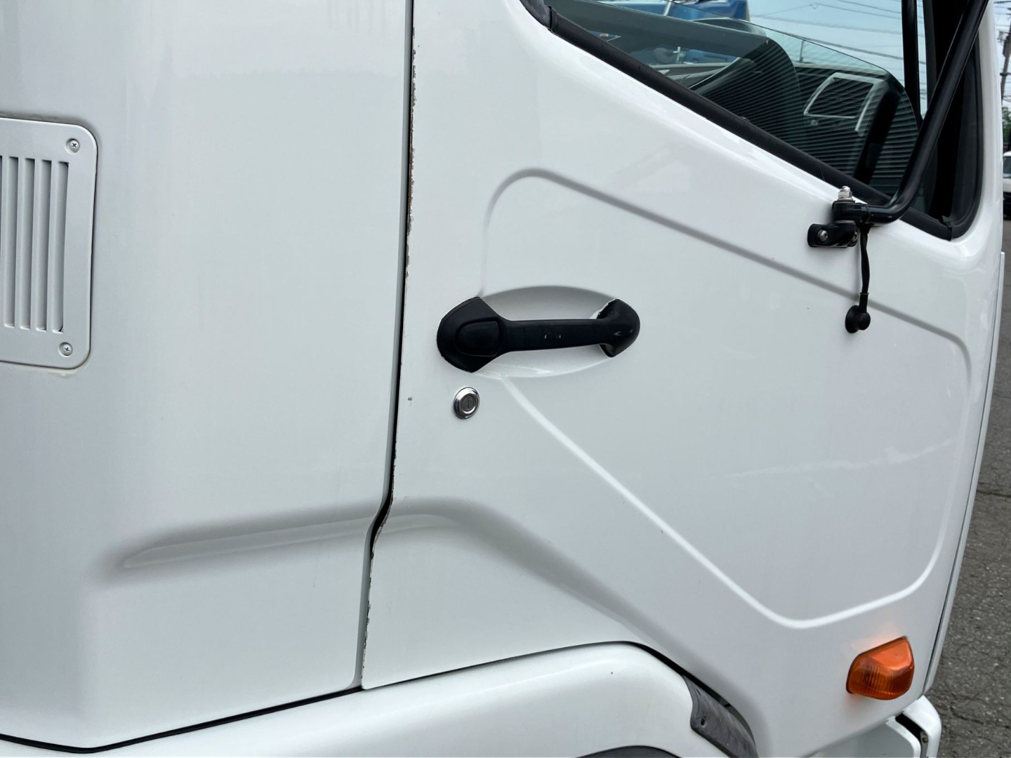運転席側ドア端に小傷があります。|三菱 ファイター 2KG-FK71F(2WD)の写真26