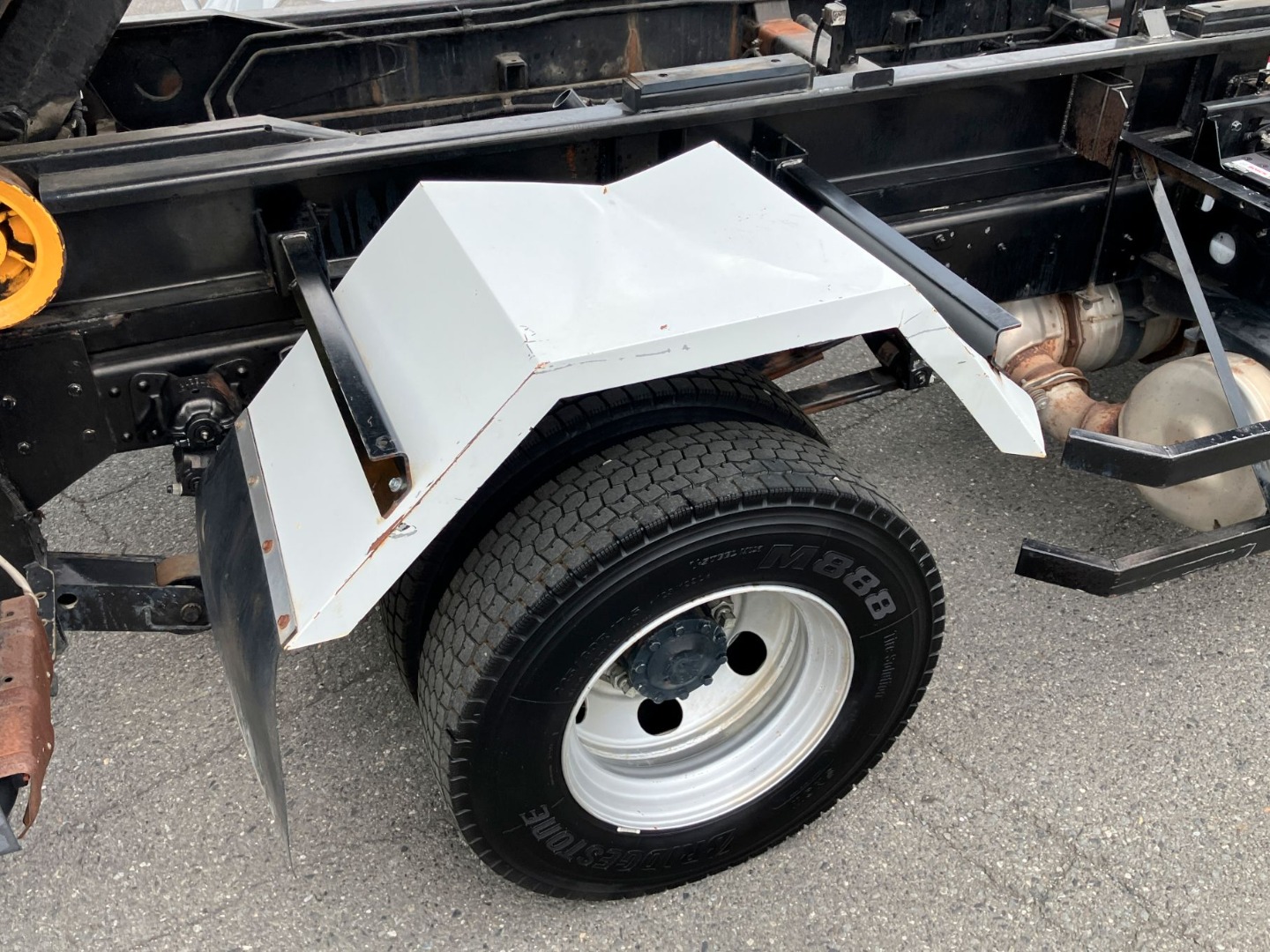 左右リヤフェンダーに凹み・キズ・曲がりがあります。|三菱 ファイター 2KG-FK71F(2WD)の写真32