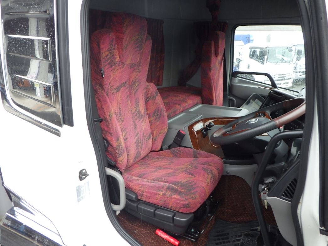 乗車定員は2名です。|UDトラックス クオン 2PG-CG5CAの写真6