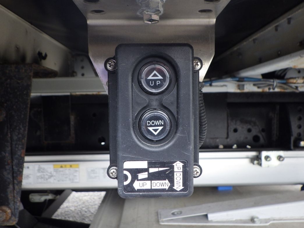 ゲートの操作スイッチです。|UDトラックス クオン 2PG-CG5CAの写真14
