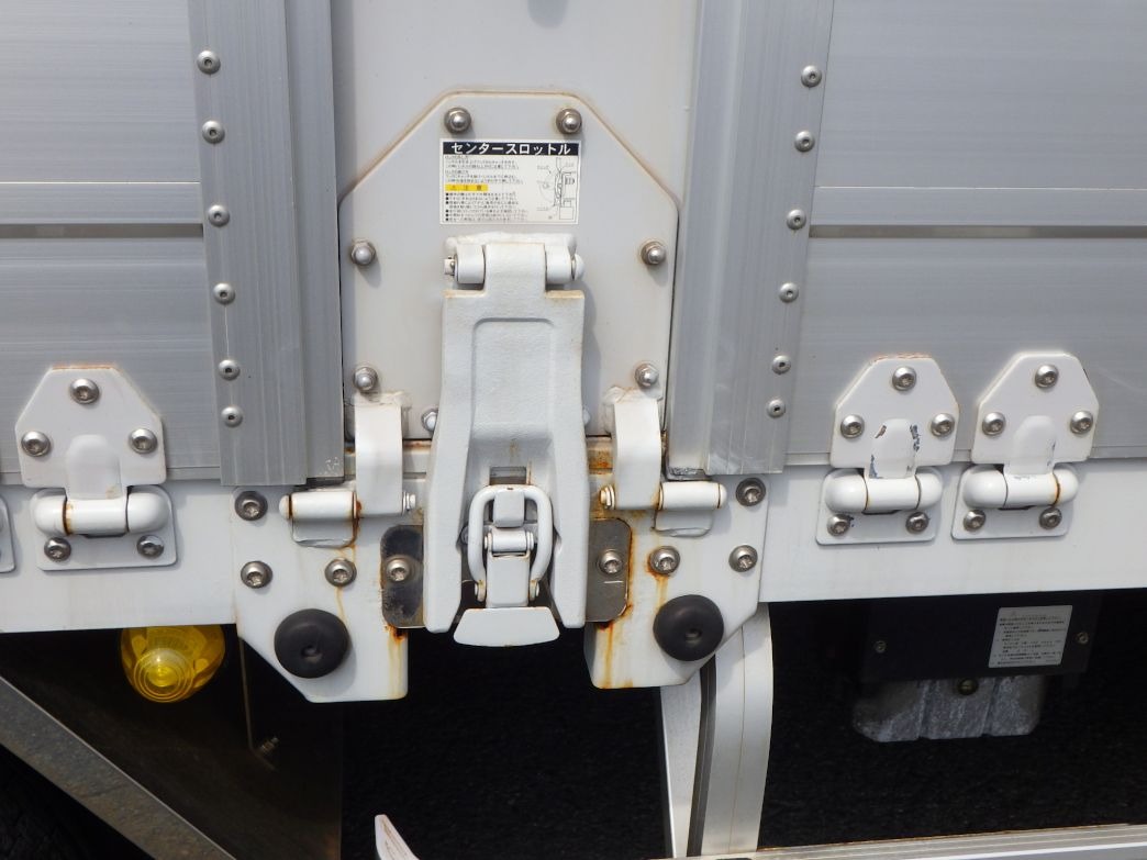 運転席側中柱にサビがあります。|UDトラックス クオン 2PG-CG5CAの写真38