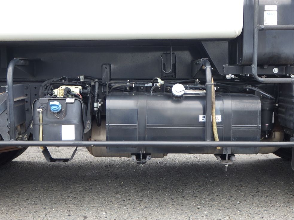 燃料タンクは70Lです。|三菱 キャンター 2PG-FEAV0(2WD)の写真17
