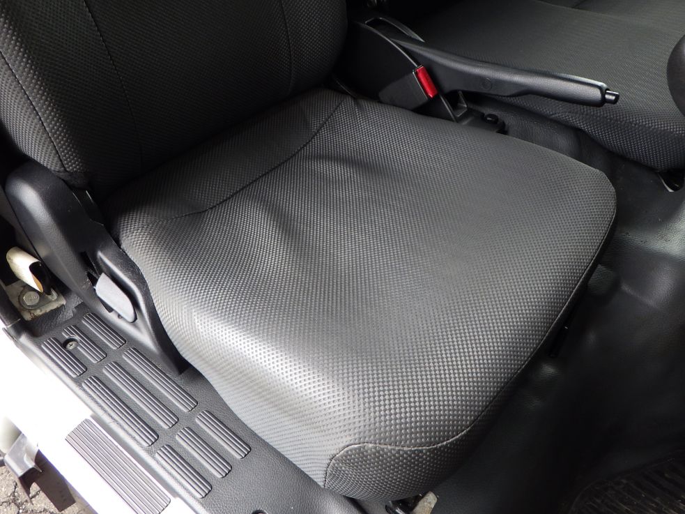 運転席座面にヘタリがあります。|三菱 キャンター 2PG-FEAV0(2WD)の写真31