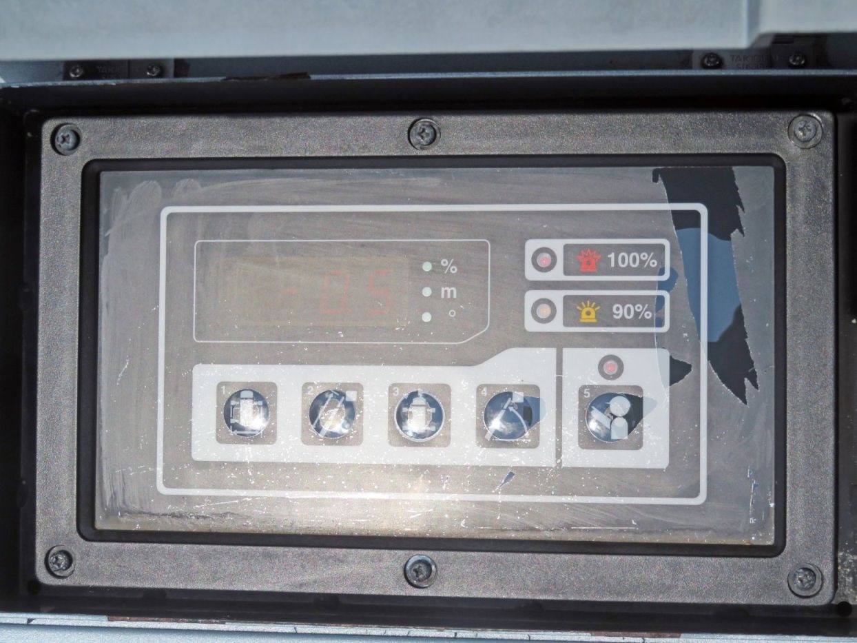 車体側に警告表示・高さ表記・操作順のスイッチがあります。|いすゞ エルフ TPG-NKR85N(2WD)の写真10