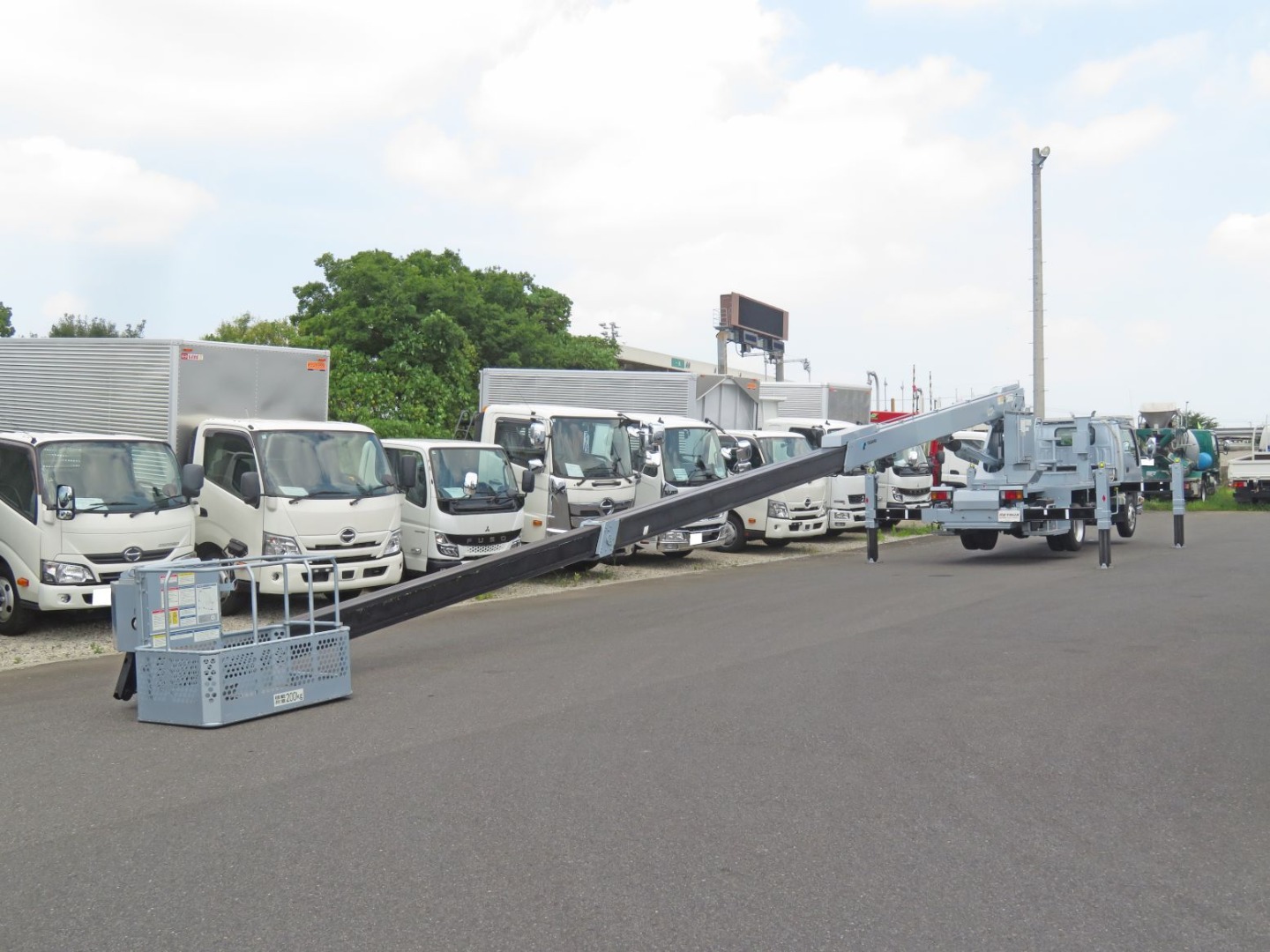 バケットは地面に着地出来ます。|いすゞ エルフ TPG-NKR85N(2WD)の写真17