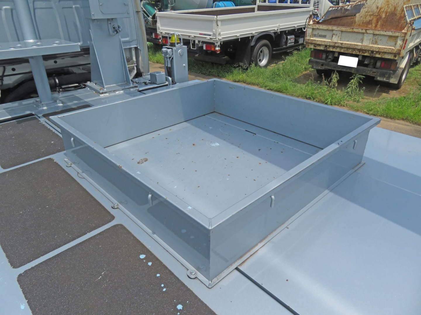 荷台上部に物入が付いています。|いすゞ エルフ TPG-NKR85N(2WD)の写真19