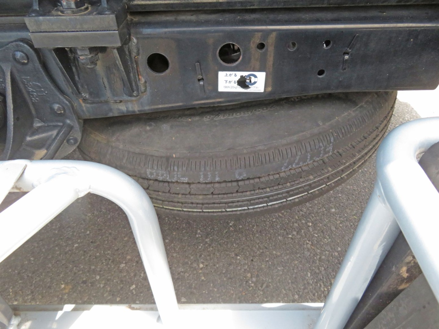 スペアタイヤ付きです。|いすゞ エルフ TPG-NKR85N(2WD)の写真20