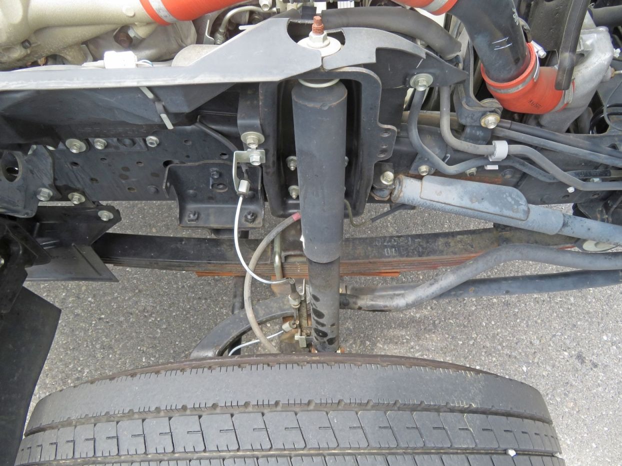 脚廻りに軽いサビがあります。|いすゞ エルフ TPG-NKR85N(2WD)の写真30