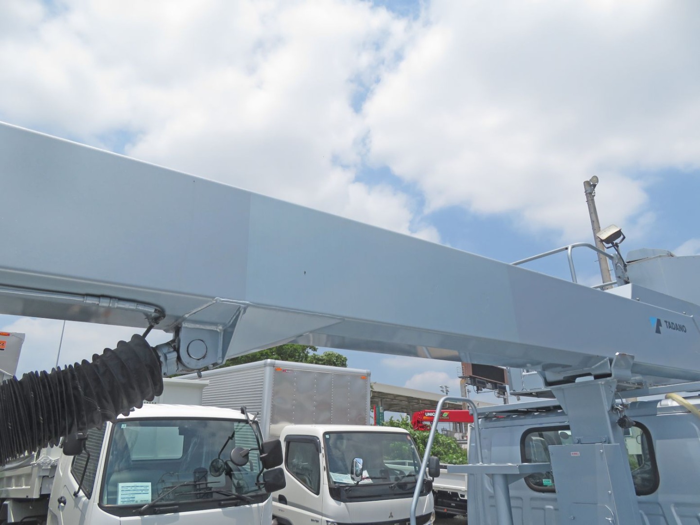 ブームに看板消し跡があります。|いすゞ エルフ TPG-NKR85N(2WD)の写真35