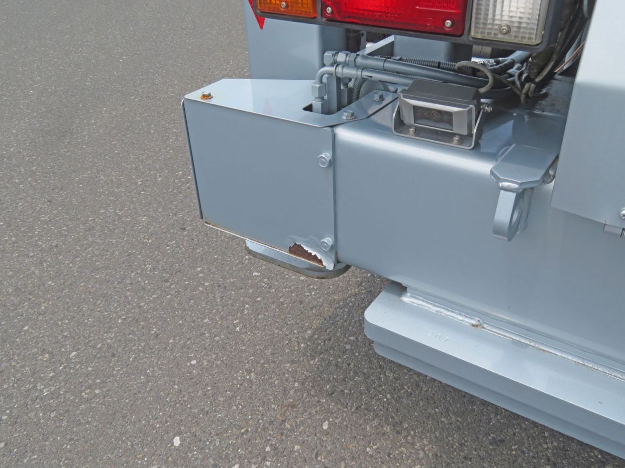 後方の角にサビがあります。|いすゞ エルフ TPG-NKR85N(2WD)の写真40
