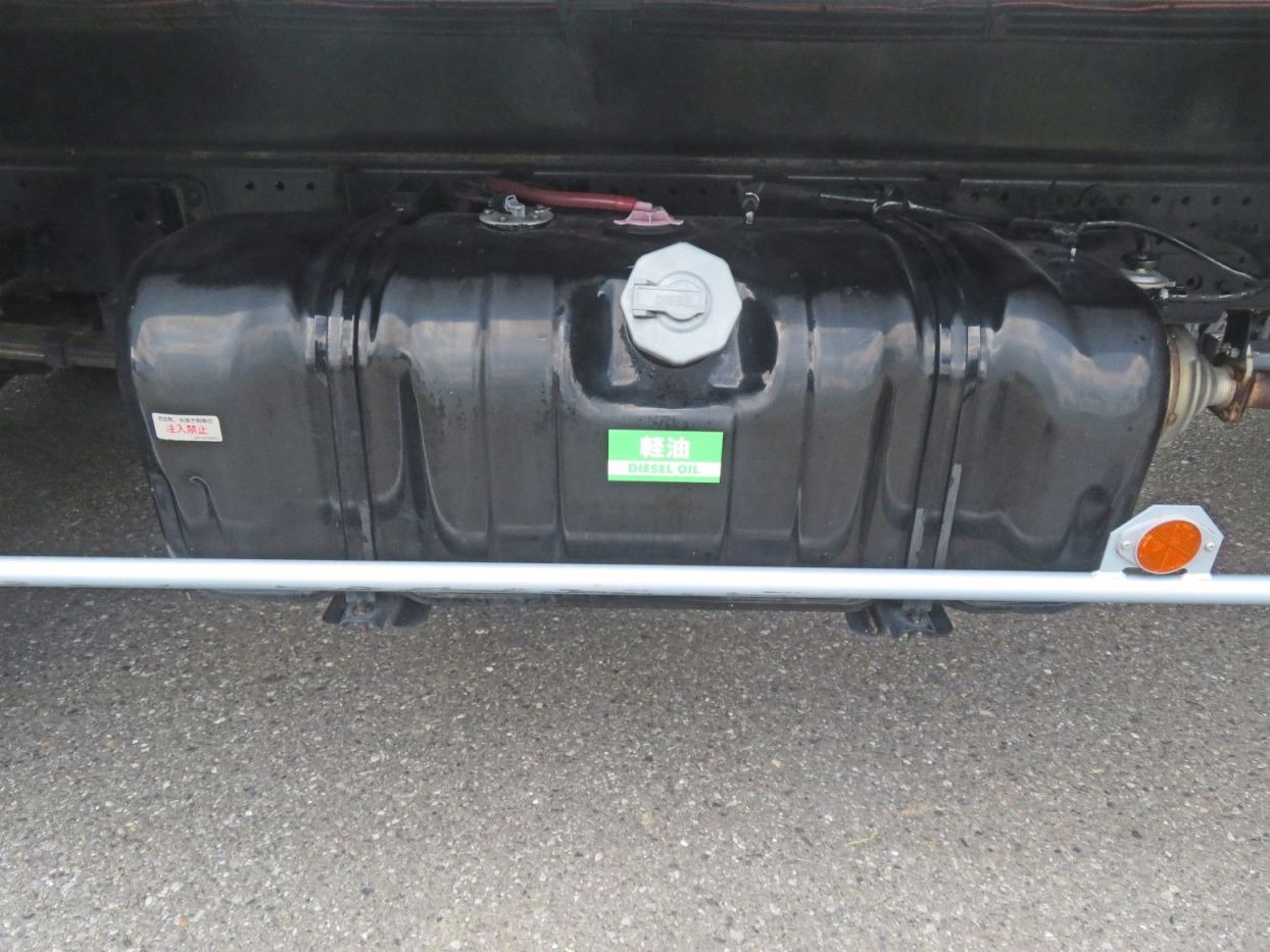 燃料タンクは100Lです。|いすゞ エルフ TPG-NKR85N(2WD)の写真41