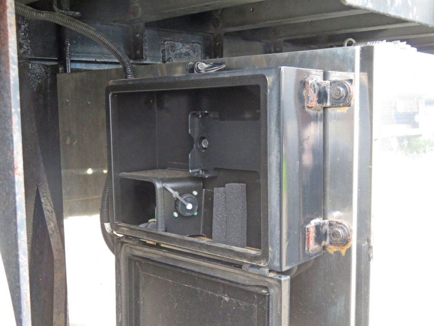 後方にエアサスのコントローラーの取り付け箇所があります。|日野 プロフィア 2DG-FR1AHGの写真22